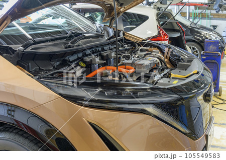 自動車整備工場――電気自動車の点検整備 105549583