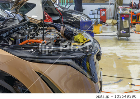 自動車整備工場――電気自動車の点検整備 105549590