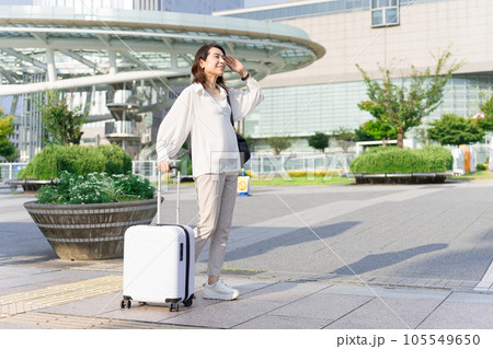 名古屋旅行・出張を楽しむアラフィフ女性 名古屋旅行・出張を楽しむアラフィフ女性 105549650