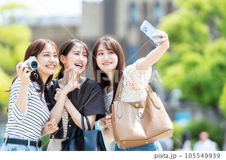女子旅 スマホ 自撮り 女子旅 スマホ 自撮り 105549939