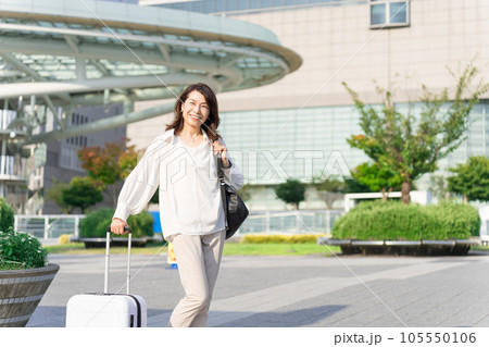 名古屋旅行・出張を楽しむアラフィフ女性 105550106