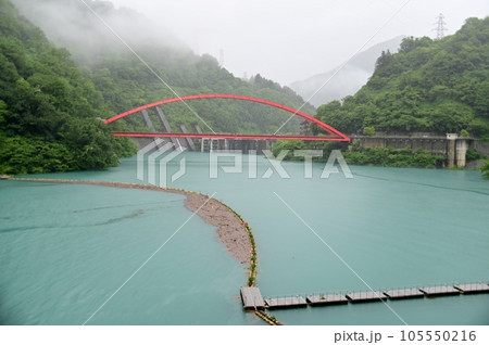 うなづき湖に架かる湖面橋 105550216