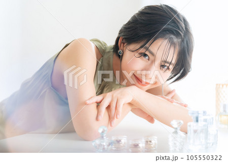 メイクルームでメイクをするショートヘアの若い女性 105550322