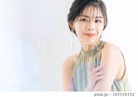 スキンケアをする若い女性 105550332