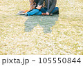 芝生に座るカップル 105550844