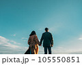 青空を背景に寄り添うカップル 105550851