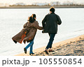 海を眺めるカップル 105550854
