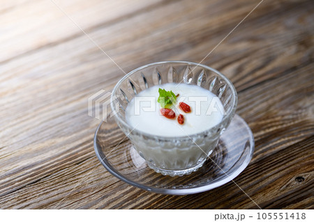 杏仁豆腐 クコの実とミントを飾りに ( 中国料理 おやつ デザート あんにんどうふ ) 杏仁豆腐 クコの実とミントを飾りに ( 中国料理 おやつ デザート あんにんどうふ ) 105551418