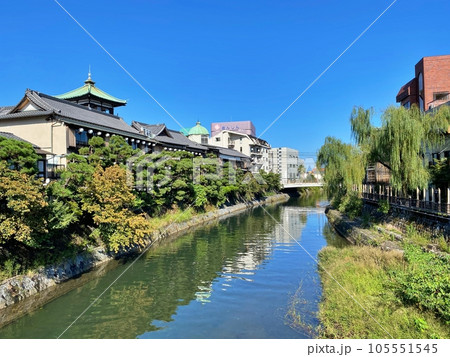 大東館と松川の眺め（静岡県伊東市） 105551545