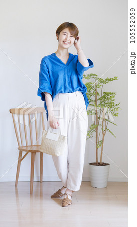 女性夏服のファッションコーディネート全身(縦向き) 女性夏服のファッションコーディネート全身(縦向き) 105552059