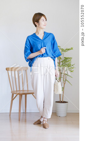 女性夏服のファッションコーディネート全身(縦向き) 女性夏服のファッションコーディネート全身(縦向き) 105552070