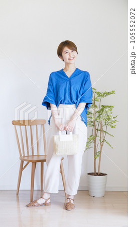 女性夏服のファッションコーディネート全身(縦向き) 女性夏服のファッションコーディネート全身(縦向き) 105552072