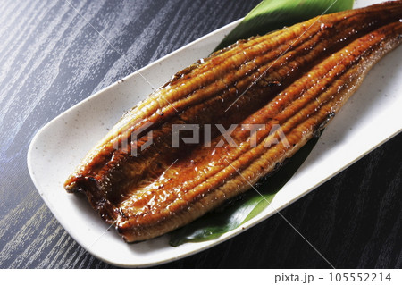 タレを塗って焼いた国産うなぎの蒲焼き 105552214