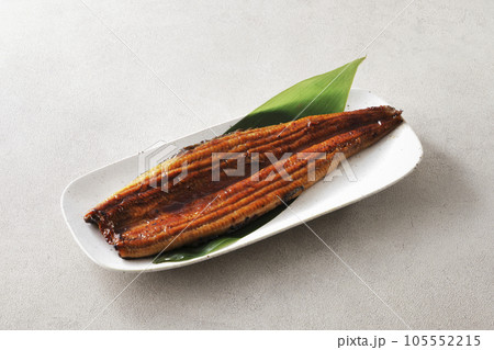 タレを塗って焼いた国産うなぎの蒲焼き タレを塗って焼いた国産うなぎの蒲焼き 105552215