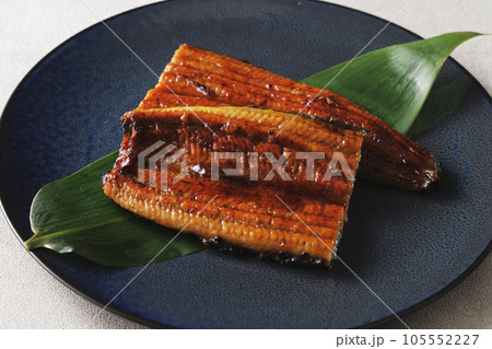タレを塗って焼いた国産うなぎの蒲焼き タレを塗って焼いた国産うなぎの蒲焼き 105552227
