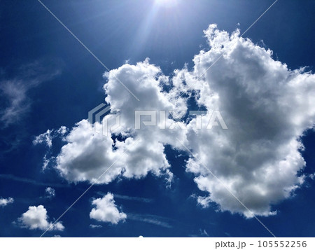 青空と太陽光線 青空と太陽光線 105552256