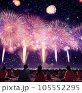 花火大会、打ち上げ花火を見る人々 105552295
