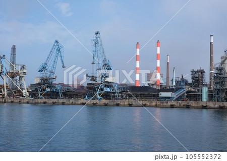 鹿嶋臨海工業地帯で荷役をする貨物船と製鉄所の景色 鹿嶋臨海工業地帯で荷役をする貨物船と製鉄所の景色 105552372