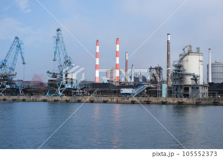 鹿嶋臨海工業地帯で荷役をする貨物船と製鉄所の景色 105552373