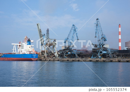 鹿嶋臨海工業地帯で荷役をする貨物船と製鉄所の景色 鹿嶋臨海工業地帯で荷役をする貨物船と製鉄所の景色 105552374