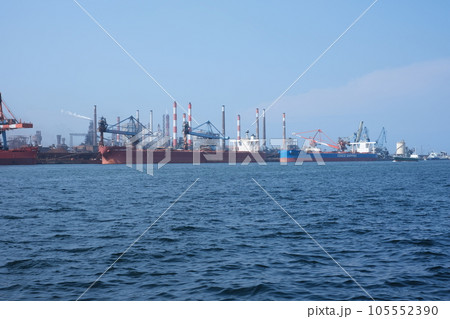 鹿嶋臨海工業地帯で荷役をする貨物船と製鉄所の景色 105552390