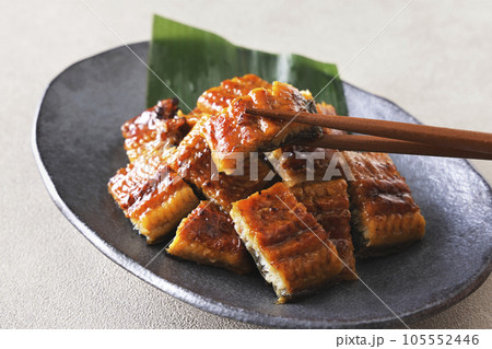 細かく刻んだ国産うなぎの蒲焼き 105552446