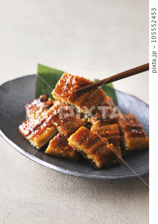 細かく刻んだ国産うなぎの蒲焼き 105552453