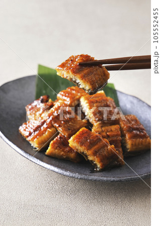 細かく刻んだ国産うなぎの蒲焼き 105552455