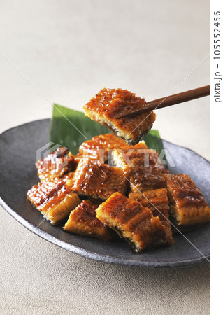 細かく刻んだ国産うなぎの蒲焼き 105552456