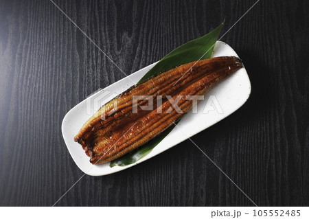 俯瞰から見た国産うなぎの蒲焼き 105552485