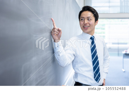 教室で授業する男性教師 105552488