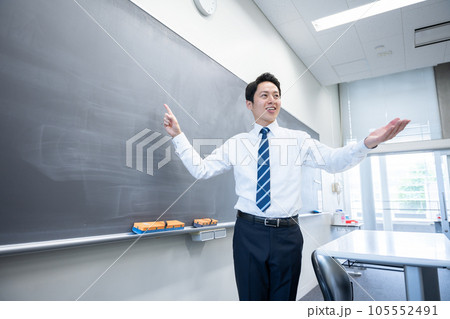 教室で授業する男性教師 105552491