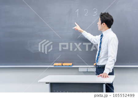 教室で授業する男性教師 105552499