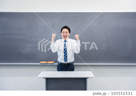 教室で授業する男性教師 105552531