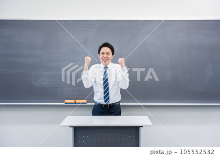 教室で授業する男性教師 105552532