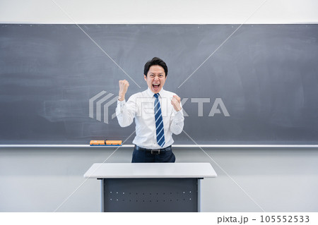 教室で授業する男性教師 105552533