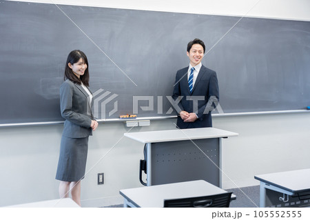 教室で授業する教師男女 105552555