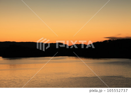 小野川湖夕景 オレンジ色の空 オレンジ色の湖面 小野川湖夕景 オレンジ色の空 オレンジ色の湖面 105552737