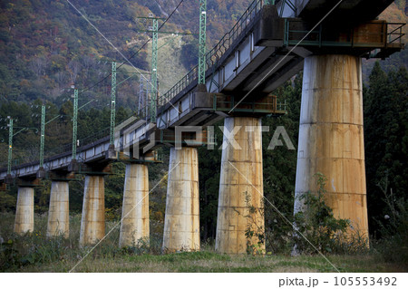 上越線 湯沢土樽辺りの橋梁  105553492