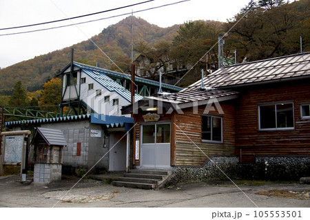 上越線 越後湯沢 山間の土樽駅舎 105553501