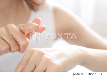 クリームを塗る手元 ハンドケア クリームを塗る手元 ハンドケア 105553816