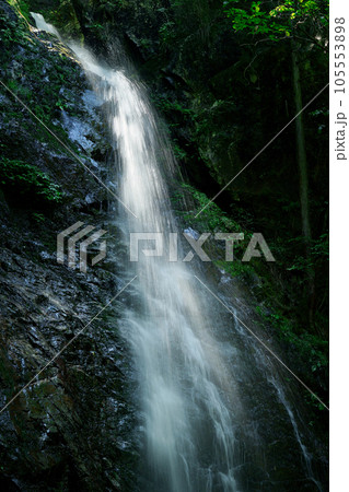 岩を伝う流れ 105553898