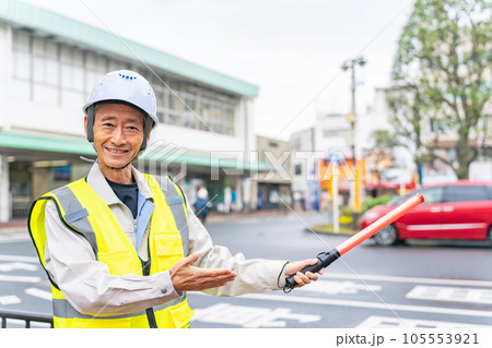 交通誘導する作業員 105553921