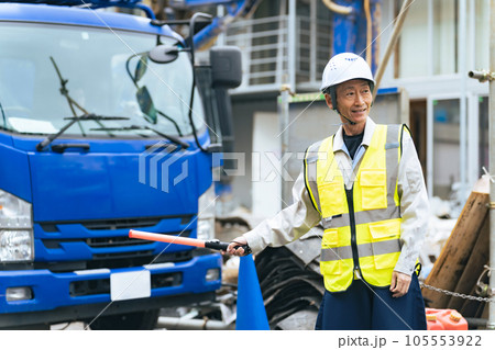 交通誘導する警備員 105553922