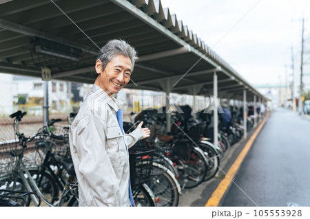 駐輪場管理者のシニア男性 駐輪場管理者のシニア男性 105553928