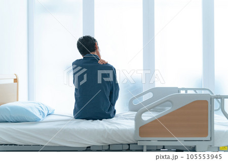 ベッドに座って疲れに悩むシニア男性 ベッドに座って疲れに悩むシニア男性 105553945