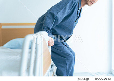 介護ベッドから立ち上がるシニア男性 105553948