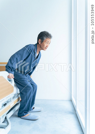 介護ベッドから立ち上がるシニア男性 介護ベッドから立ち上がるシニア男性 105553949