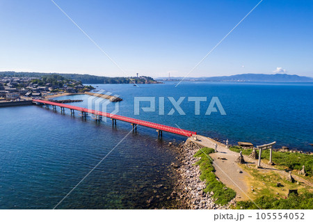 ドローン|東尋坊の沖合に浮かぶ、神の島として崇められる雄島の空撮|福井県坂井市 ドローン|東尋坊の沖合に浮かぶ、神の島として崇められる雄島の空撮|福井県坂井市 105554052