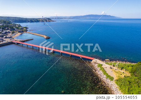 ドローン｜東尋坊の沖合に浮かぶ、神の島として崇められる雄島の空撮｜福井県坂井市 105554055